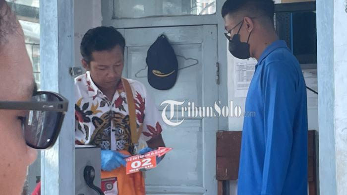 REKA ADEGAN. Kepolisian Resor (Polres) Sukoharjo menggelar rekonstruksi kecelakaan maut yang melibatkan Kereta Api Batara Kresna dan sebuah mobil Daihatsu Sigra di perlintasan rel Kelurahan Gayam, Kecamatan Sukoharjo, pada Senin (28/7/2025).