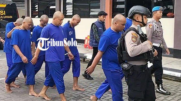 Para tersangka yang menganiaya remaja di Boyolali. Bocah ini disebut melecehkan anak Pak RT dan anak warga lain, ini memicu emosi para tersangka.