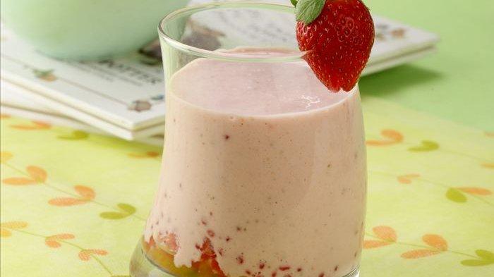 Proses Blending Strawberry Shake yang Creamy