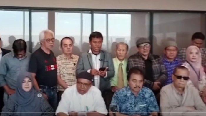 TOLAK HASIL FORENSIK - Tim Advokasi Anti Kriminalisasi Akademisi dan Aktivis atas nama klien mereka yakni Dr Roy Suryo, Dr Rismon Hasiholan Sianipar, Rizal Fadillah SH, Dr Tifauzia Tyassuma, Kurnia Tri Royani dan Prof Egi Sudjana, menyatakan sikap menolak hasil uji laboratorium forensik ijazah Jokowi yang dilakukan Bareskrim Polri. Mereka akan menerima hasilnya jika uji lab dan forensik melibatkan sejumlah pihak seperti yang dijelaskan dalam konferensi persnya yang ditayangkan di channel akun YouTube Refly Harun, Senin (12/5/2025).