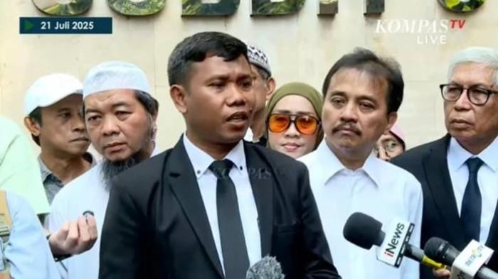 POTRET ROY SURYO - Mantan Menteri Pemuda dan Olahraga, Roy Suryo (kedua dari kanan) dan Kuas Hukum, Ahmad Khozinudin (ketiga dari kiri) saat memberikan keterangan di Jakarta , Senin (21/7/2025). Mantan Menteri Pemuda dan Olahraga Roy Suryo Cs mendesak Polda Metro Jaya untuk menyita ijazah kuliah milik Presiden ke-7 RI Joko Widodo atau Jokowi. (Sumber: Tangkap Layar KompasTV.)