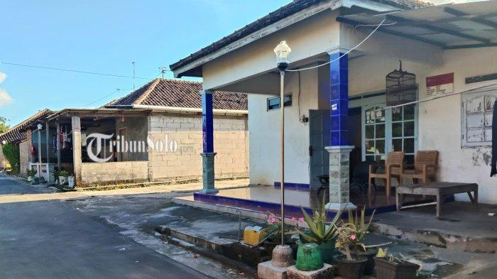 RUMAH PELAKU - Penampakan rumah Tri Muryanto sekaligus sekretariat Kelompok Ternak Maju Terus di Dusun Kasak, Desa Sroyo Kecamatan Jaten, Kabupaten Karanganyar, Minggu (27/4/2025). Tri Muryanto ditangkap lantaran diduga membuat kelompok fiktif untuk menerima hibah sapi.