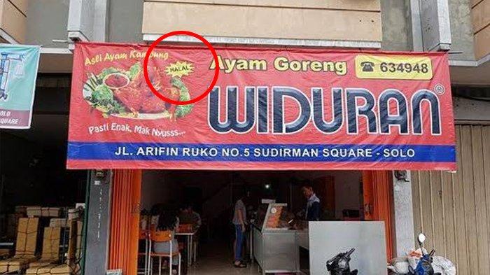 HALAL ATAU TIDAK - Tangkap layar salah satu netizen 6 tahun lalu yang mengepos spanduk Ayam Goreng Widuran di Google Maps dengan tulisan halal. Warung Ayam Goreng Widuran di jalan Sutan Syahrir, Widuran, Solo, kini tutup sementara. Warung ini viral usai kedapatan menggunakan bahan baku non halal dalam mengolah makanan berupa kremesan.