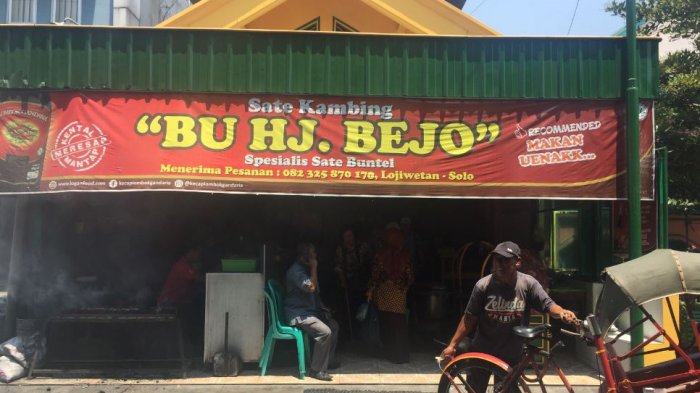 Warung makan Sate Kambing Bu Haji Bejo di kawasan Lojiwetan, Pasar Kliwon, Solo