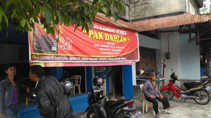WARUNG LANGGANAN JOKOWI - Tampak depan Warung Sate Pak Dahlan di Jl Letjen Suprapto 69, Sumber, Banjarsari, Surakarta, Kamis (31/3/2016)