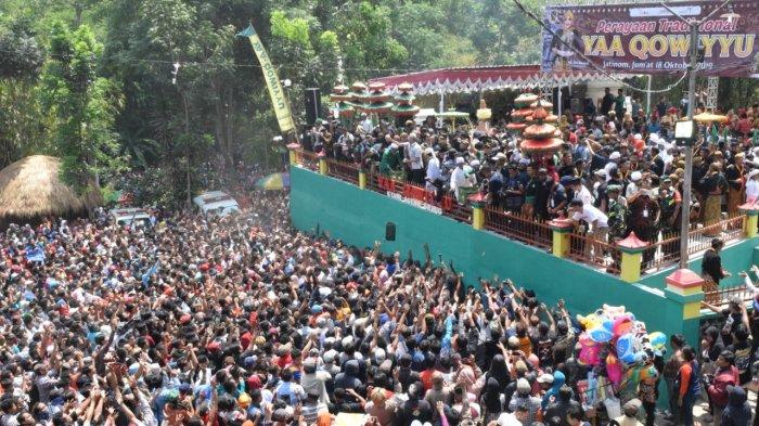 Ribuan orang berebut saat kue apem disebar dalam puncak Saparan Yaa Qowiyyu di Desa Jatinom, Kecamatan Jatinom, Klaten, Jumat (18/10/2019).