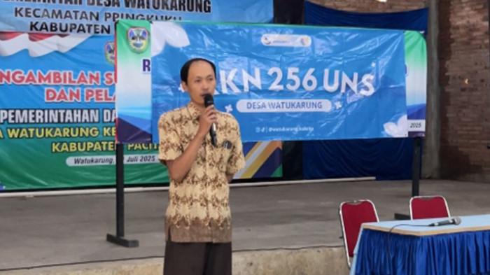 HAMA MONYET MENGGANAS. Sekretaris Desa Watukarung, Hariyanto dalam Diskusi Terbuka di Balai Desa Watukarung, Kecamatan Pringkuku, Kabupaten Pacitan, Jawa Timur.