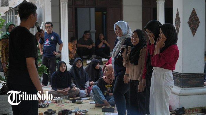 Sesi tanya-jawab saat penyuluhan kesehatan bagi remaja putri di Dukuh Prigi Kulon, Desa Gemblegan, Kalikotes, Kamis (2/11/2023) yang digelar oleh RSUD Bagas Waras Kabupaten Klaten.