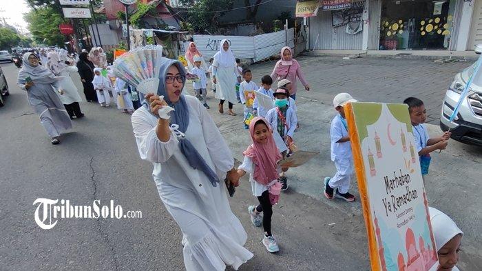 Ratusan siswa Primary Years Programme (PYP) dan Primary Years Program Early Years (PYP EY) Al Firdaus Surakarta bentangkan poster bertema Ramadan saat Pawai Tarhib Ramadhan menyusuri jalan protokol di Kota Solo, Jumat (8/3/2024).