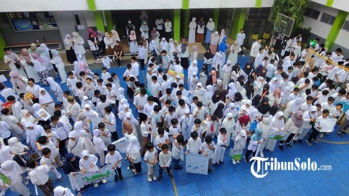 Ratusan siswa Primary Years Programme (PYP) dan Primary Years Program Early Years (PYP EY) Al Firdaus Surakarta bentangkan poster bertema Ramadan saat Pawai Tarhib Ramadhan menyusuri jalan protokol di Kota Solo, Jum'at (8/3/2024).