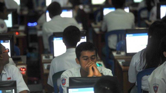 Siswa SMA Hang Tuah 1 Surabaya bersiap mengikuti Hari pertama Ujian Nasional Berbasis Komputer (UNBK) di Surabaya, Senin (4/4/2016).
