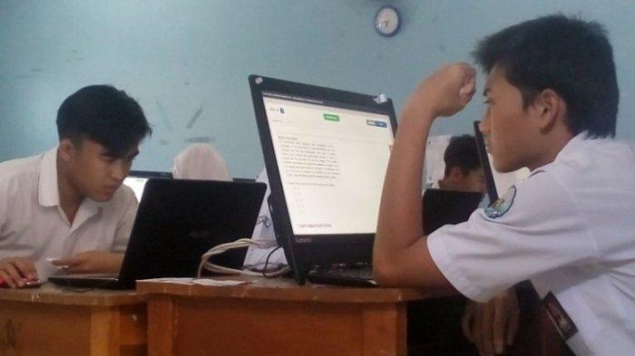 Siswa SMAN 6 Garut peserta Ujian Nasional tengah mengerjakan soal UN berbasis komputer, Senin (1/4/2019)
