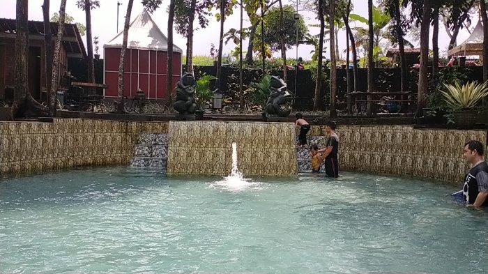Situasi Objek Wisata Umbul Besuki, di Dukuh Kiringan, Desa Ponggok, Kecamatan Polanharjo, Kabupaten Klaten, Minggu (14/2/2021).