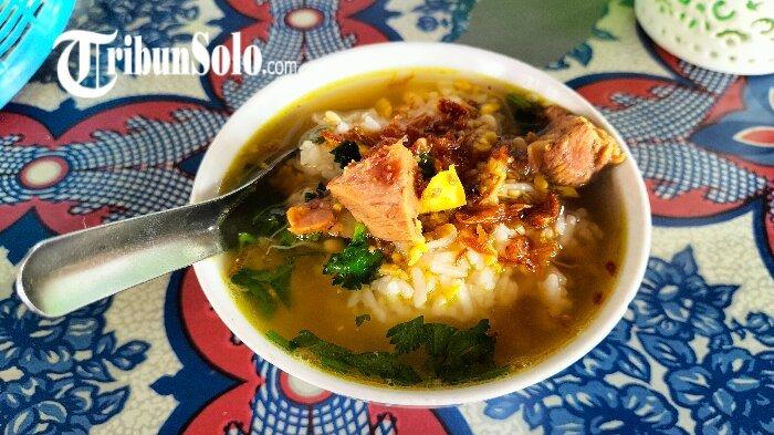 Satu porsi soto daging sapi S.Gimo di Sragen, sudah ada sejak tahun 1975, Sabtu (25/2/2023)