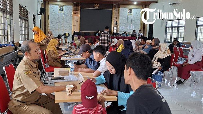 SPMB KLATEN. Suasana posko SPMB di Kantor Disdikbud Sragen, Senin (23/6/2025). Dinas Pendidikan dan Kebudayaan (Disdikbud) Kabupaten Sragen memastikan pelaksanaan Sistem Penerimaan Murid Baru (SPMB) 2025 gratis, alias tanpa dipungut biaya sepeserpun.