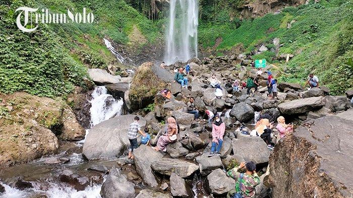 Suasana Grojogan Sewu yang mulai didatangi wisatawan, pada Minggu (19/9/2021).