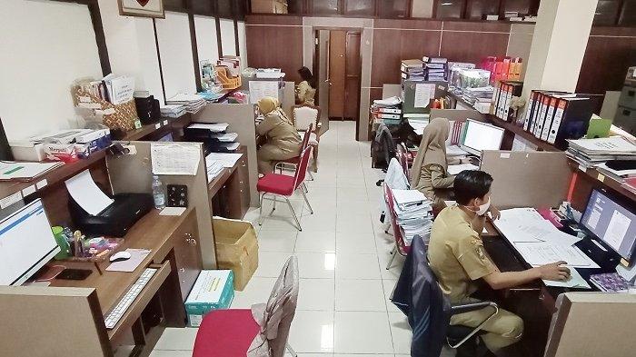 Suasana kantor Bagian Umum Setda Pemkot Solo saat pemberlakuan PSBB yang dimulai hari ini, Senin (11/1/2021).