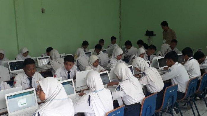 Suasana Ujian Nasional Berbasis Komputer (UNBK) di SMPN 11 Kota Bekasi, Senin (22/4/2019)