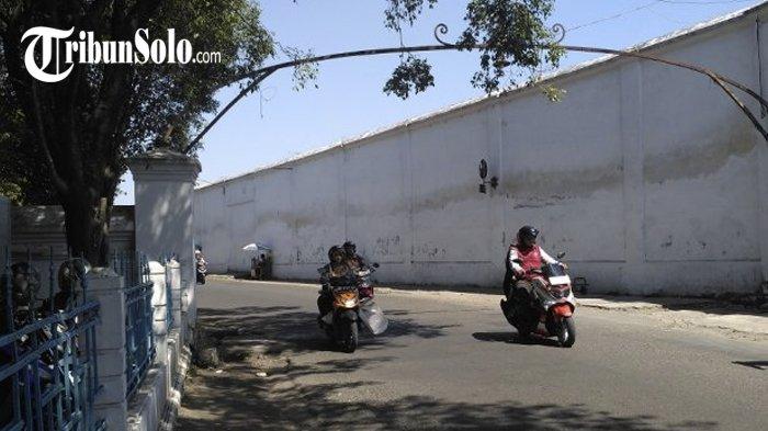 Supit Urang di kawasan Keraton Solo. Direncanakan tak bis alagi dilintasi kendaraan bermotor setelah revitalisasi Keraton Solo selesai.