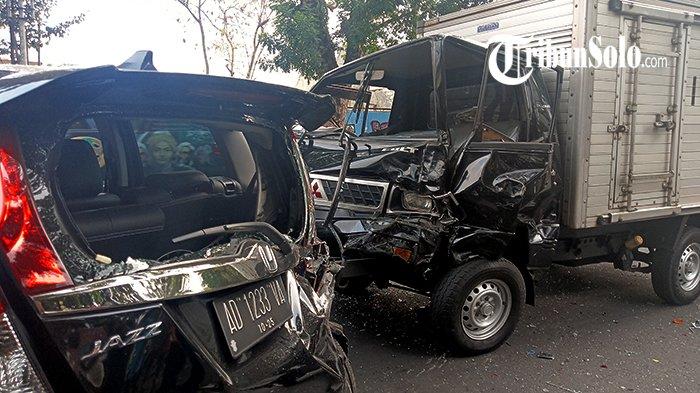 Kondisi kendaraan yang terlibat kecelakaan karambol di Jalan Slamet Riyadi, Kota Solo, Senin (6/11/2023).