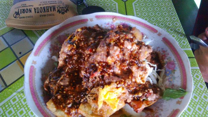 Menu tahu gimbal yang dijual di kawasan Manahan, Solo, Jateng.