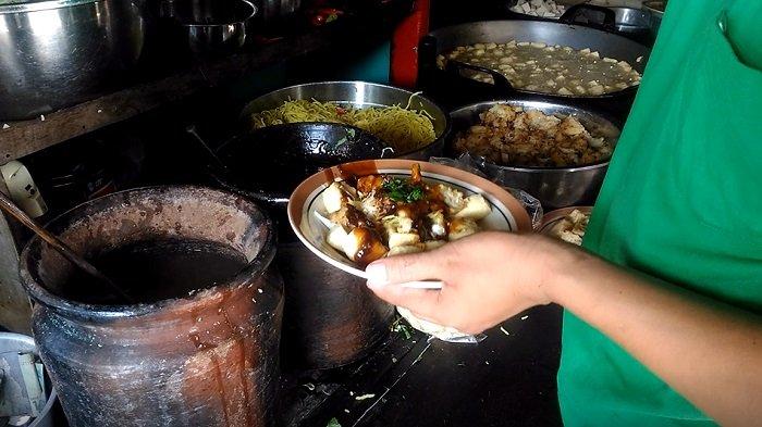 Tahu Kupat Pak Gombloh, di Jalan Perintis Kemerdekaan No. 62 Solo, Jawa Tengah, Senin (22/4/2019).