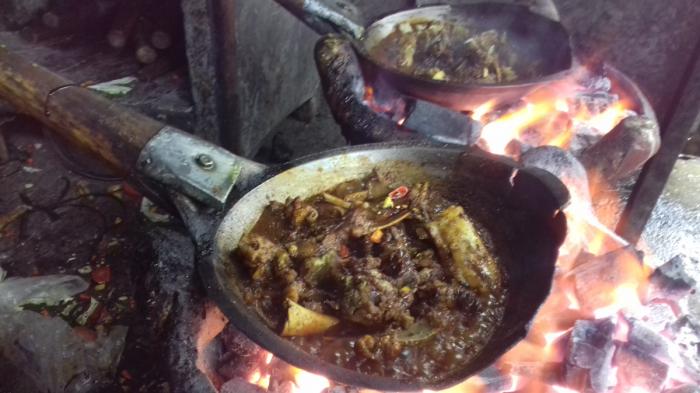 TENGKLENG - Tengkleng rica-rica di warung Pak Manto, di Jl Honggowongso 36, Penumping, Laweyan, Solo.