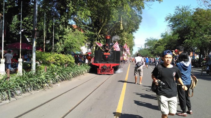 Tampak Kereta Api Uap atau Sepur Kluthuk Jaladara melaju di antara masyarakat Car Free Day Solo, Jl Slamet Riyadi, Solo, Minggu (16/4/2017) pagi.
