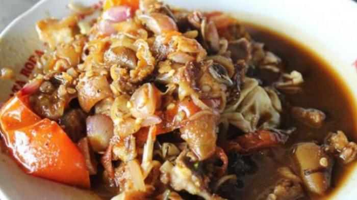 Tongseng di Sate Petir Pak Nano, di dusun Menayu, Kelurahan Tirtonirmolo, Kecamatan Kasihan, Kabupaten Bantul, DI Yogyakarta.