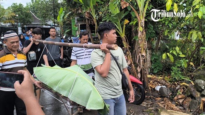 RUWAHAN DI KLATEN -Tradisi Ruwah Rasul, diadakan warga di Dukuh/ Desa Mendak, Kecamatan Delanggu, Kabupaten Klaten, Jumat (14/2/2025). Tradisi ini rutin dilakukan setiap tahun jelang Ramadhan,