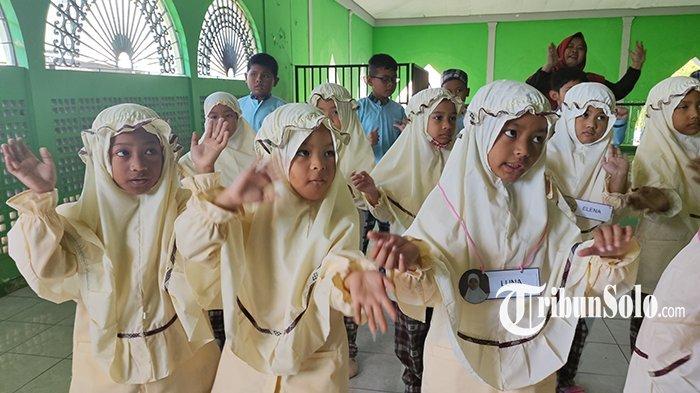 Kegiatan belajar diluar ruangan yang dilakukan oleh siswa baru SD Al Firdaus, Surakarta.