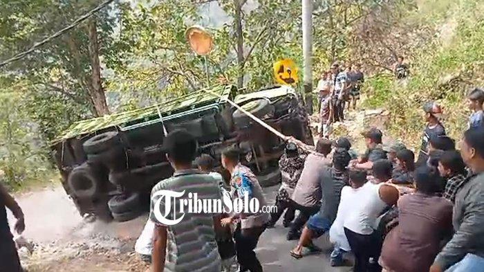Truk pengangkut makaroni yang terguling di Jalur Tunggangan, Kecamatan Jatiroto, Wonogiri.