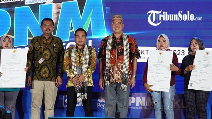 Penyerahan simbolis sertifikat halal nasabah PNM Cabang Tegal oleh Anggota Komisi VI DPR RI, Harris Turino Kurniawan di PKU Akbar, Jumat (13/10/2023).