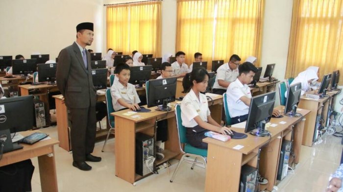 Suasana UN di SMPN 1 Solo, Selasa (2/5/2017).