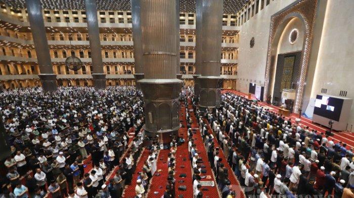 SHALAT TARAWIH BERJAMAAH - Sejumlah umat muslim melaksanakan ibadah shalat Tarawih pertama di Masjid Istiqlal, Jakarta Pusat, Jumat (28/2/2025). Shalat tarawih memiliki banyak keutamaan untuk Umat Islam, salah satunya pahala setara shalat di tiga masjid agung. (Tribunnews/Jeprima)