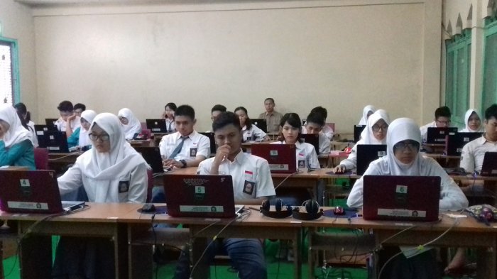 Siswa SMAN 1 Surakarta berkonsetrasi mengerjakan soal Ujian Nasional, Solo, Senin (10/4/2017)
