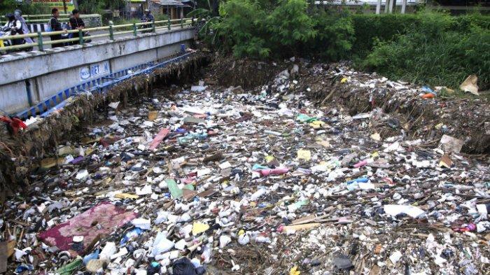 PENUH SAMPAH - Ilustrasi warga melihat hamparan sampah di Sungai Cikapundung di bawah Jembatan Cipurut, di perbatasan Kecamatan Bojongsoang dan Dayeuhkolot, Kabupaten Bandung, Jawa Barat, Kamis (13/3/2025). Viral truk dari Jogja diminta putar balik saat hendak buang sampah ke Klaten, Dinas Lingkungan Sleman bantah kiriman dari pihaknya. (TRIBUN JABAR/GANI KURNIAWAN)