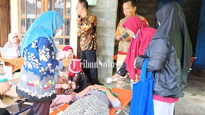 PEMERIKSAAN. Masih ada warga yang datang ke posko kesehatan dan mengeluh sakit usai insiden keracunan massal menimpa seratusan warga di Desa Karangturi, Gantiwerno, Kabupaten Klaten, Selasa (15/4/2025) siang. Polisi sudah mengambil sampel makanan dari kasus ini.