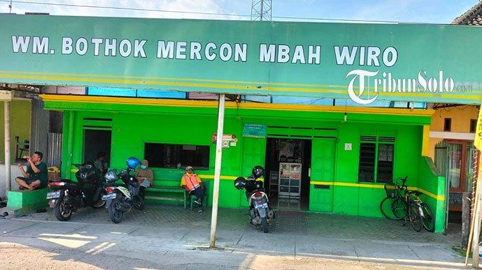 Warung Makan Bothok Mercon Mbah Wiro, yang ada di Jalan Gemolong-Sragen, RT 03/RW 02, Dukuh Nglombo, Desa Tenggak, Kecamatan Sidoharjo, Kabupaten Sragen.
