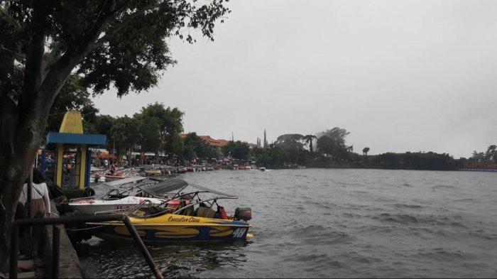 Suasana wisata air Telaga Sarangan di Magetan