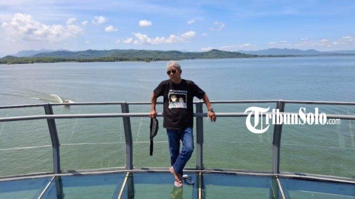 WISATA DI WONOGIRI - Potret wisatawan di jembatan kaca Objek Wisata Waduk Gajah Mungkur Wonogiri.
