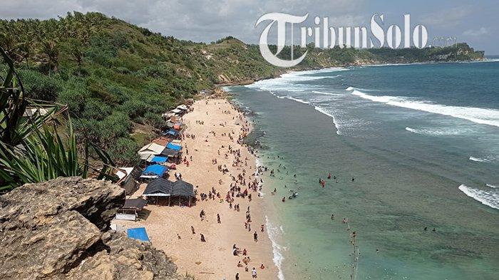 Wisatawan memenuhi garis Pantai Nampu di Dukuh Dringo, Desa/Kecamatan Paranggupito, Kabupaten Wonogiri, Minggu (10/10/2021).