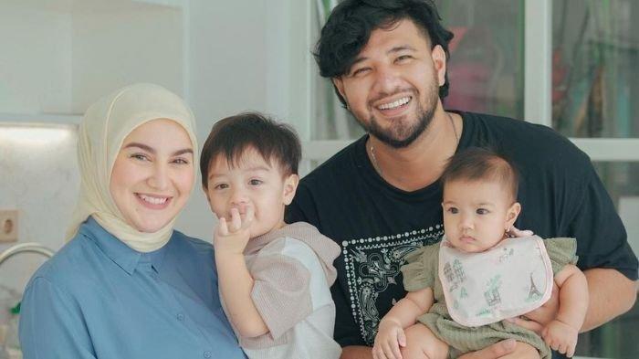 Ammar Zoni dan Irish Bella saat bersama kedua anaknya.