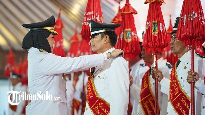 Bupati Klaten, Sri Mulyani saat melantik dan mengambil sumpah jabatan 67 Kepala Desa atau kades terpilih hasil Pemilihan Kepala Desa (Pilkades) serentak gelombang pertama tahun 2023, 5 Juli 2023 lalu, di Pendopo Pemkab Klaten, Rabu (27/9/2023).