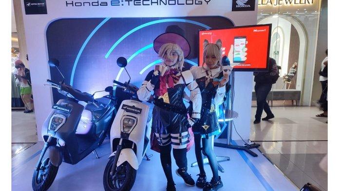 Mori, salah satu cosplayer berpose dengan Honda Honda EM1 e: di event Honda Premium Matic Day, Solo Square, Sabtu (27/4/2024).