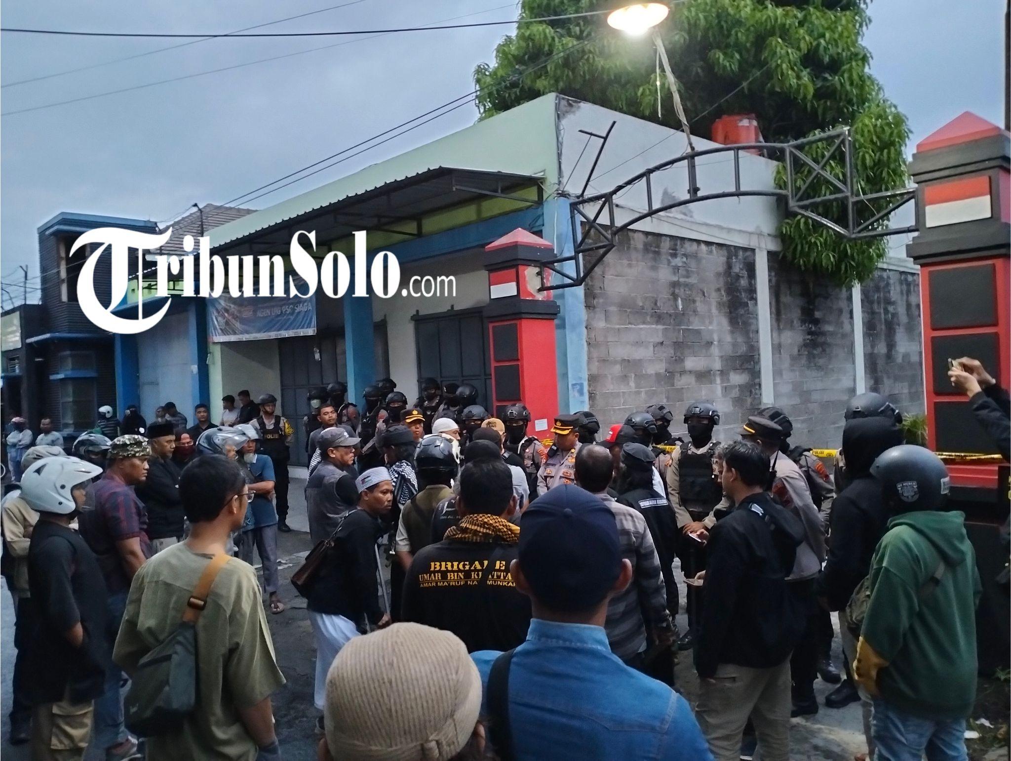 Beberapa anggota dari berbagai kelompok laskar menggeruduk tempat kejadian perkara (TKP) penembakan yang menewaskan Yuda Bagus Setiawan di Tohudan, Colomadu Karanganyar, Sabtu (27/1/2024).