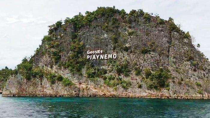 Papan nama Geosite Piaynemo yang dipasang di salah satu gunung karst di Distrik Waigeo Kepulauan, Kabupaten Raja Ampat Papua Barat Daya.
