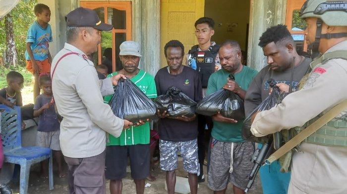 Pembagian bahan pokok kepada para pengungsi Maybrat.