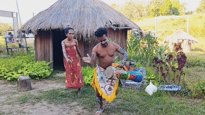 Penari laki-laki menggunakan senjata tradisional dalam Tarian Selamat Datang