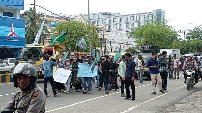 Himpunan Mahasiswa Islam (HMI) Cabang Sorong kembali menggelar demontrasi terkait kasus rudapaksa yang meningkat di Kota Sorong, Papua Barat Daya, Kamis (22/6/2023).